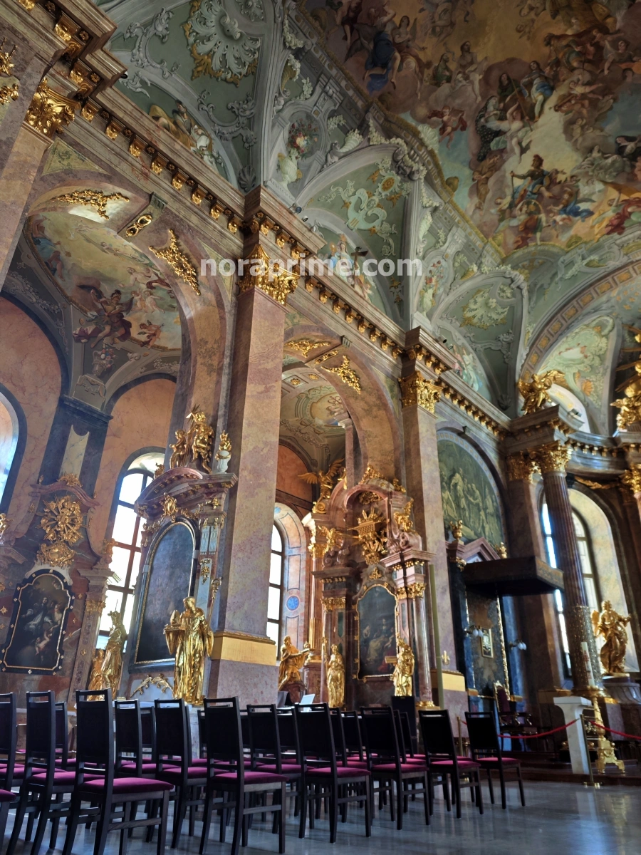 Nave principal de la Catedral de Györ y decoración dorada