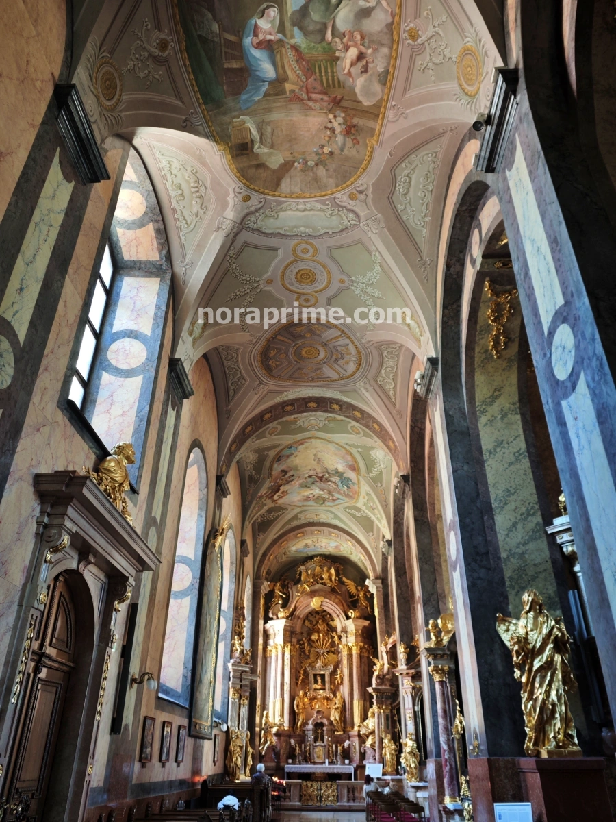 Detalle de frescos barrocos y columnas con dorados en la nave lateral de la Catedral de la Asunción de Györ