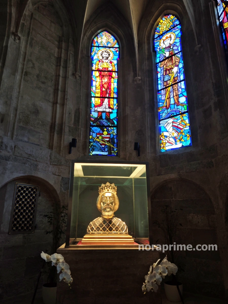 Busto relicario de San Ladislao expuesto en el interior de la Catedral de Györ, Hungría