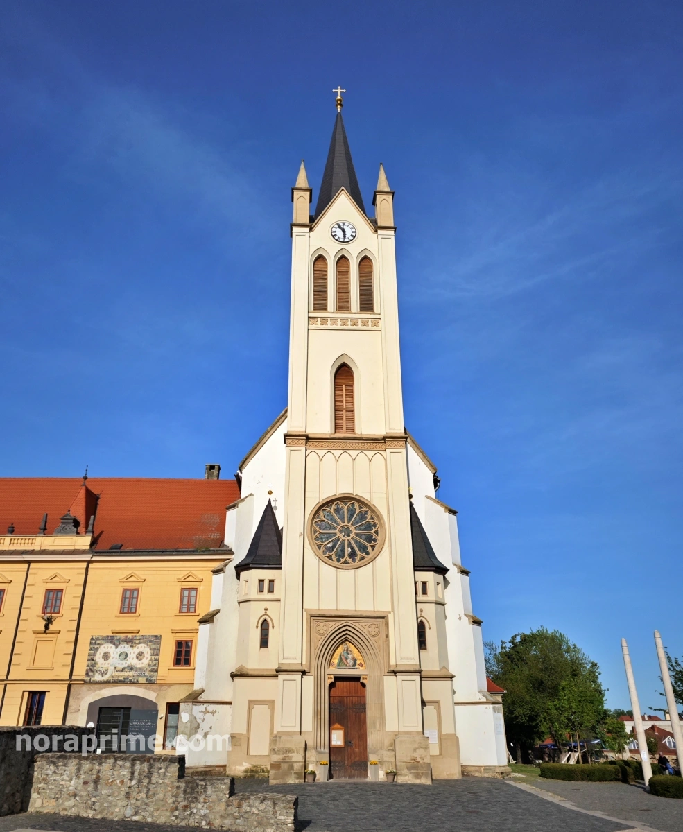 Fachada neogótica del templo carmelita con rosetón y torre reloj, Keszthely, Hungría