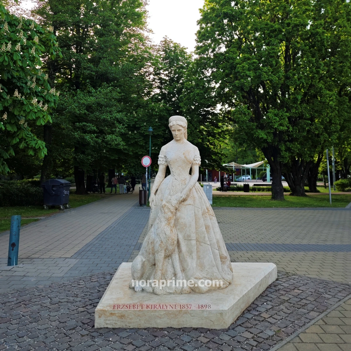 Escultura de la reina Elisabeth (Sissi) con vestido imperial en el paseo del lago Balaton, Keszthely, Hungría