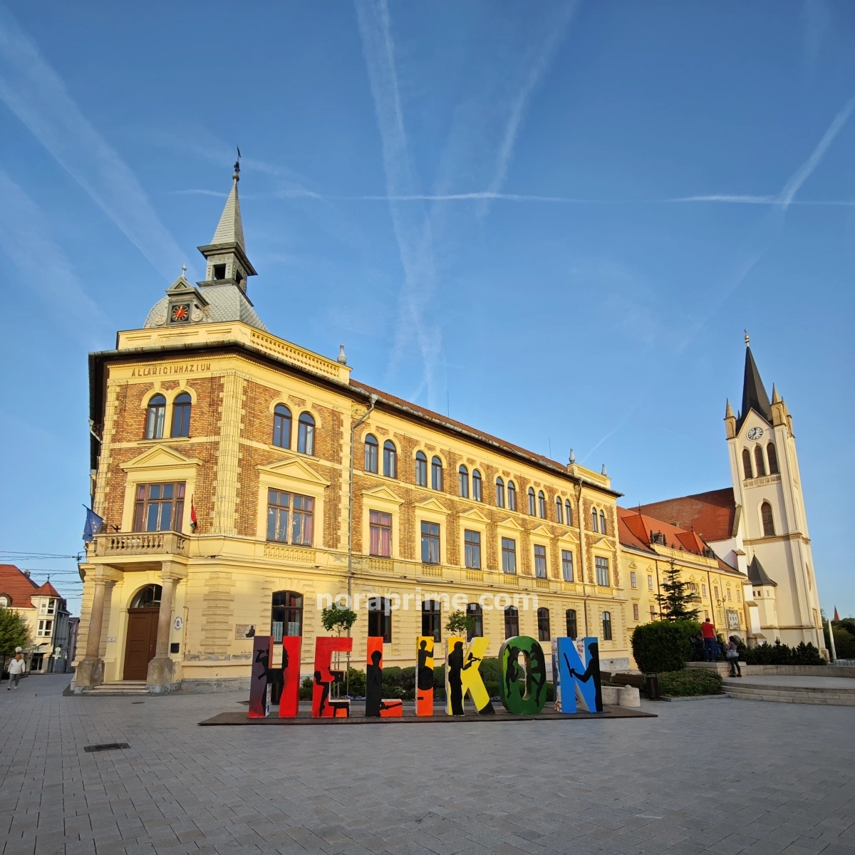 Vista del Vajda János Gimnázium y la iglesia carmelita desde la plaza Fő tér en Keszthely, Hungría