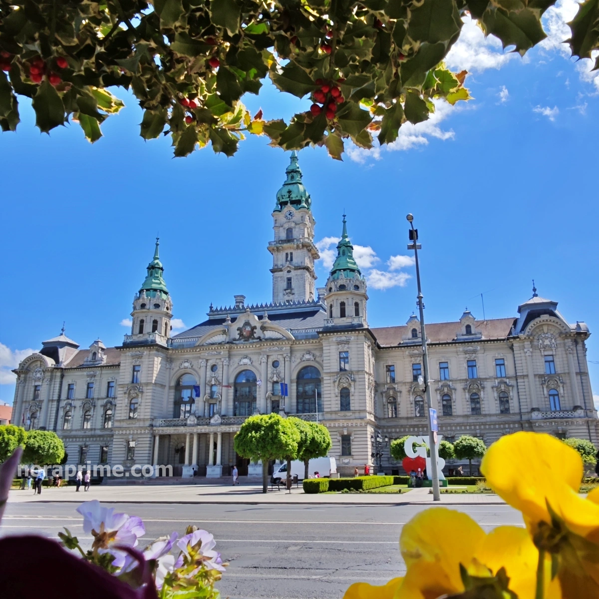 Vista frontal del ayuntamiento de Györ con torres y fachada neobarroca, Hungría