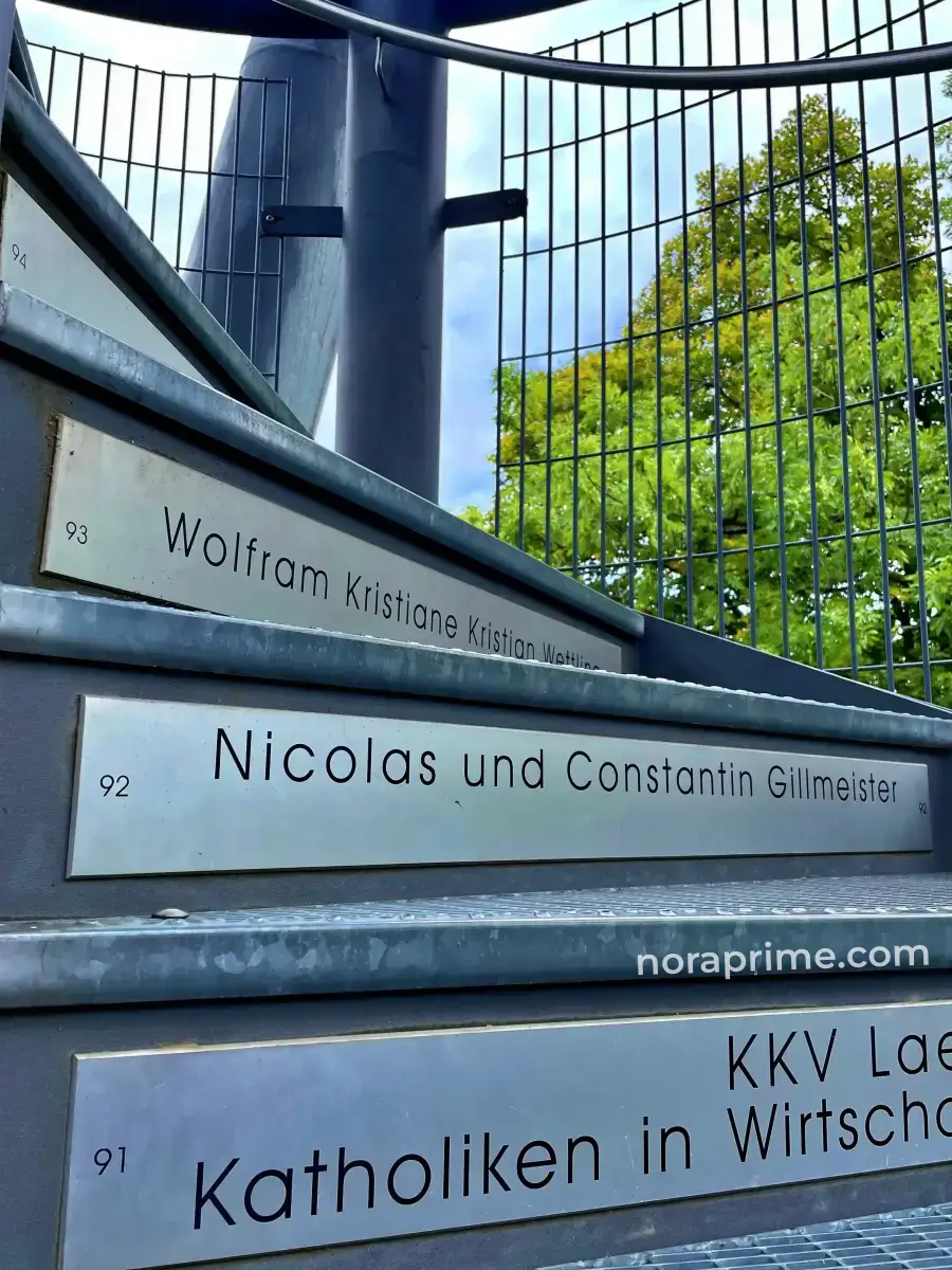 Escalones de madera de la Schlossbergturm en Friburgo, torre mirador que ofrece vistas panorámicas de la ciudad y región