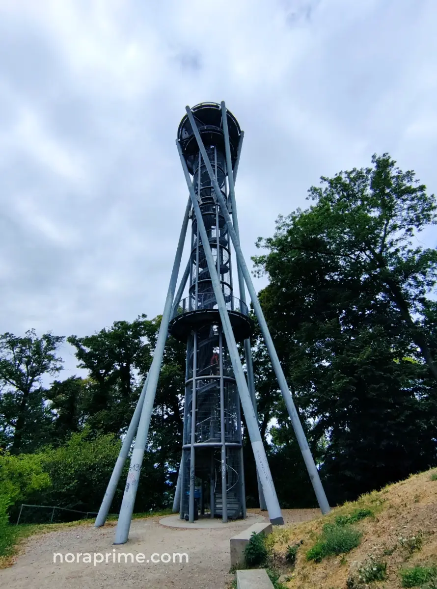Torre Schlossbergturm de 35 metros de altura en el monte Schlossberg, mirador panorámico de Friburgo construido en 2002