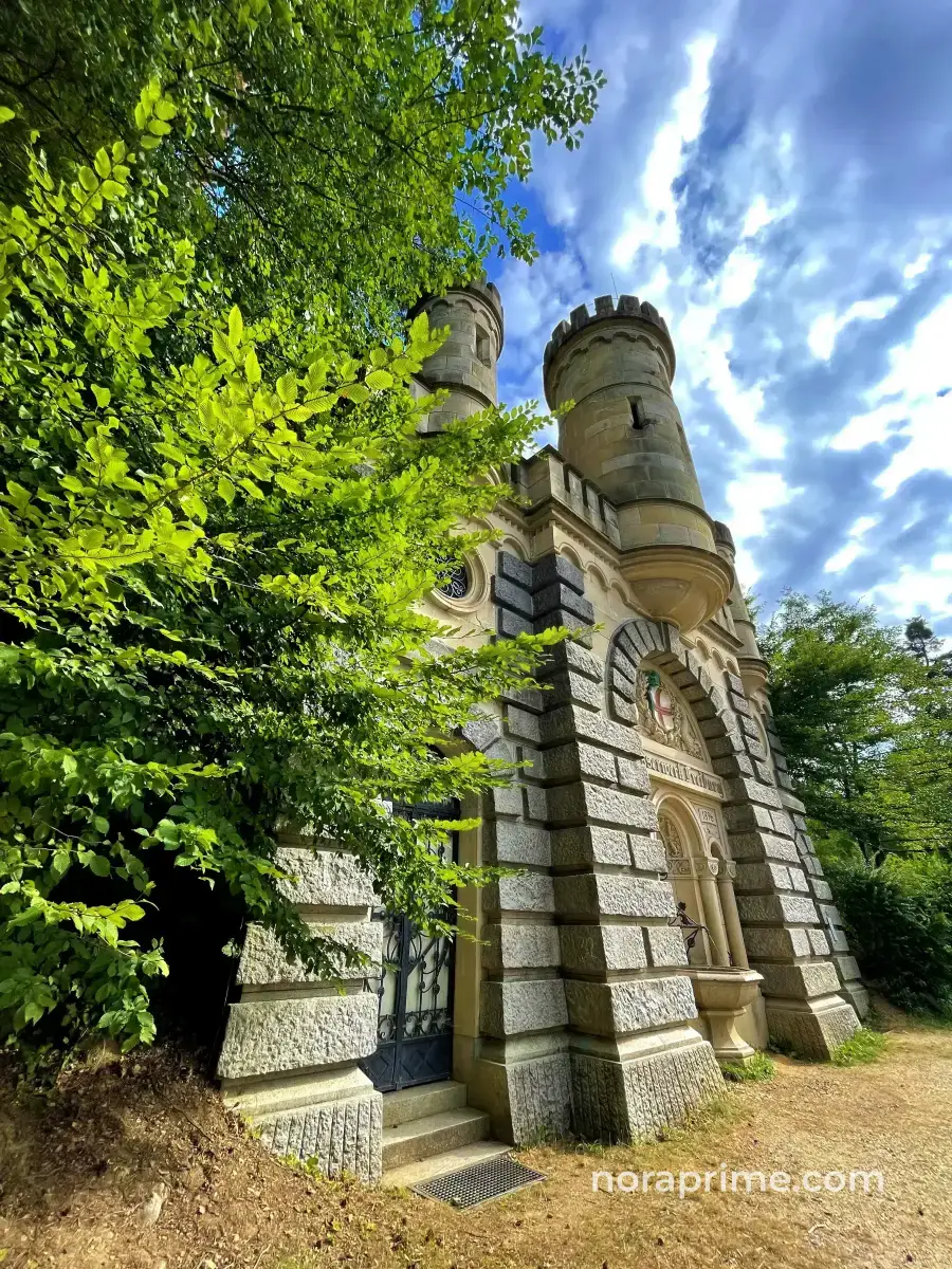 Vista lateral del Wasserschlössle, edificio histórico de piedra que sirve como depósito de agua en Friburgo de Brisgovia desde 1895