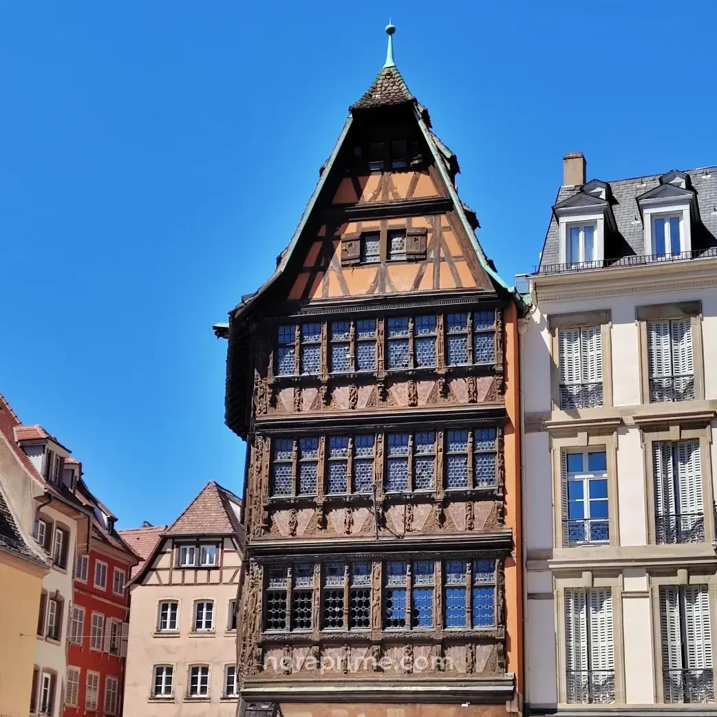 Fachada de la Casa Kammerzell en Estrasburgo, edificio medieval de entramado de madera y decoración renacentista junto a la catedral