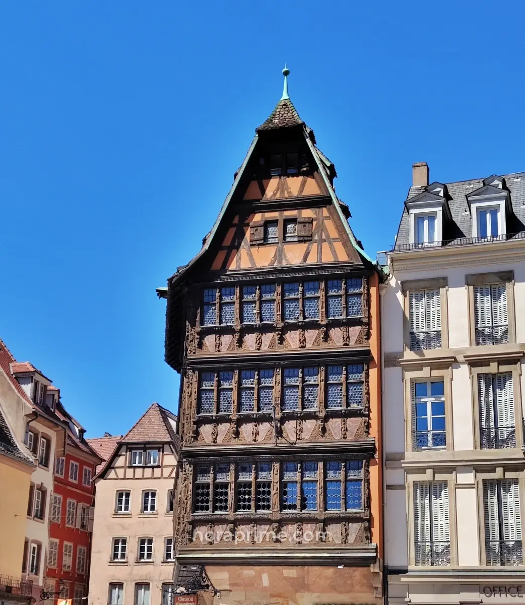 Fachada de la Casa Kammerzell en Estrasburgo, edificio medieval de entramado de madera y decoración renacentista junto a la catedral