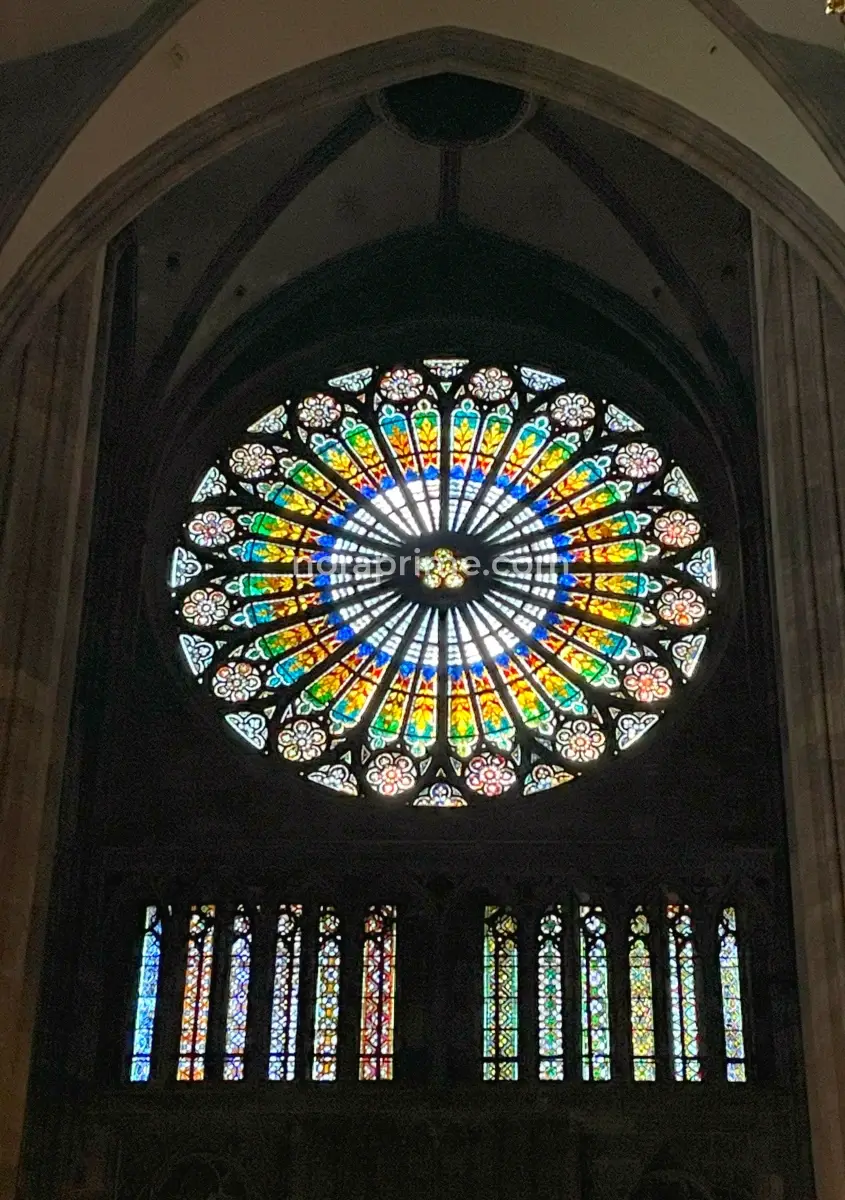 Rosetón gótico de la Catedral de Estrasburgo con vidrieras circulares multicolores iluminando el interior