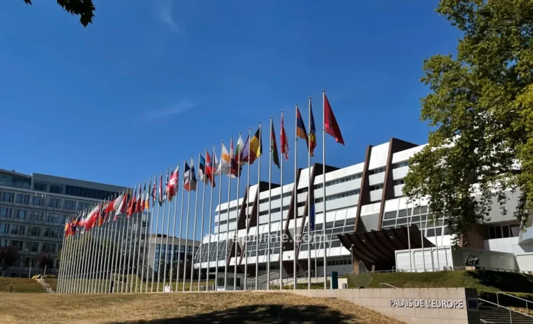 Fachada del Palais de l’Europe en Estrasburgo con filas de banderas de los estados miembros del Consejo de Europa