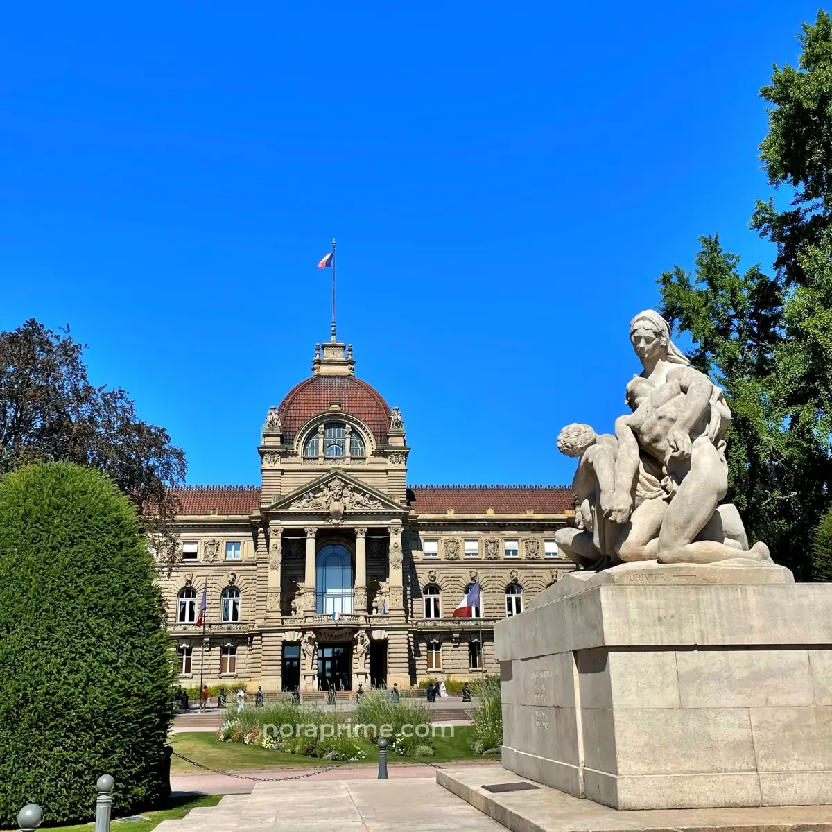Fachada del Palais du Rhin en Estrasburgo con la escultura del Monument aux Morts en primer plano