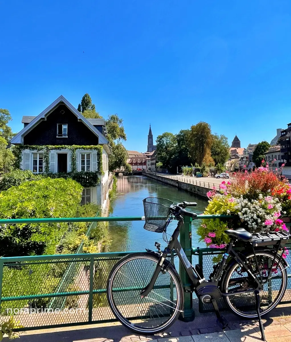 Vista desde los Ponts Couverts de Estrasburgo con casas alsacianas y la catedral de Notre-Dame al fondo