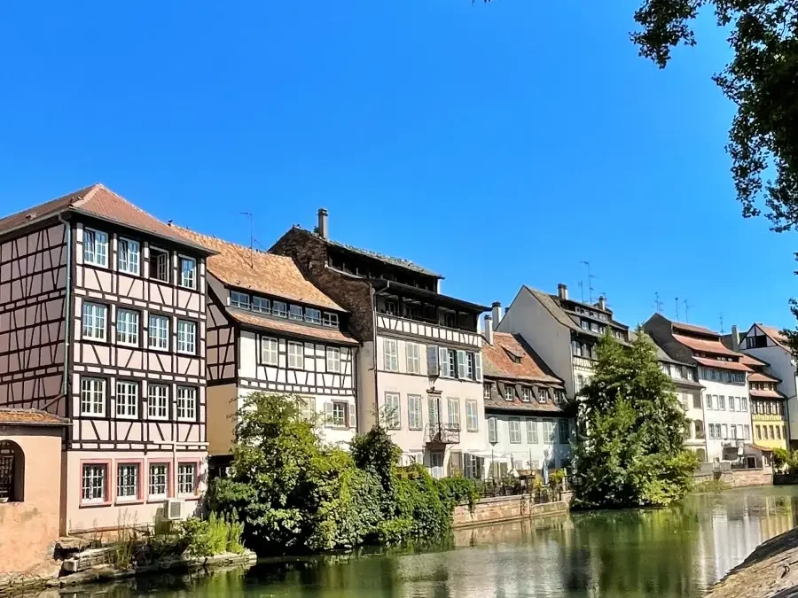 Fachadas de casas tradicionales junto al canal vistas desde el Quai de la Petite France en Estrasburgo