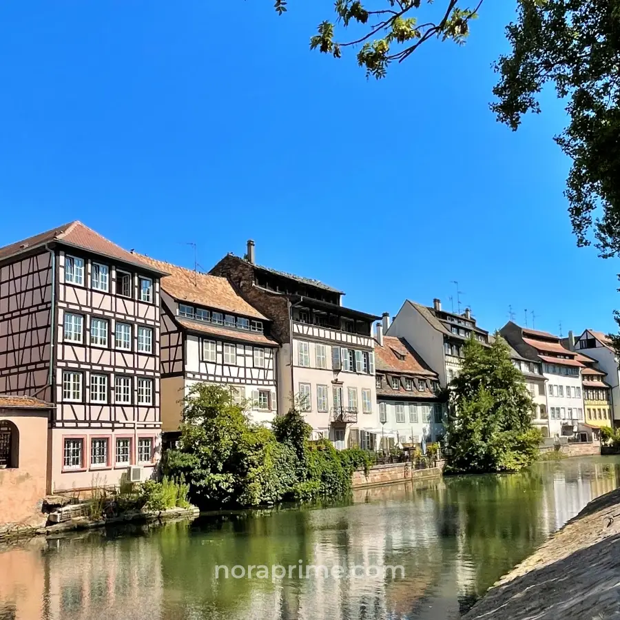 Fachadas de casas tradicionales junto al canal vistas desde el Quai de la Petite France en Estrasburgo