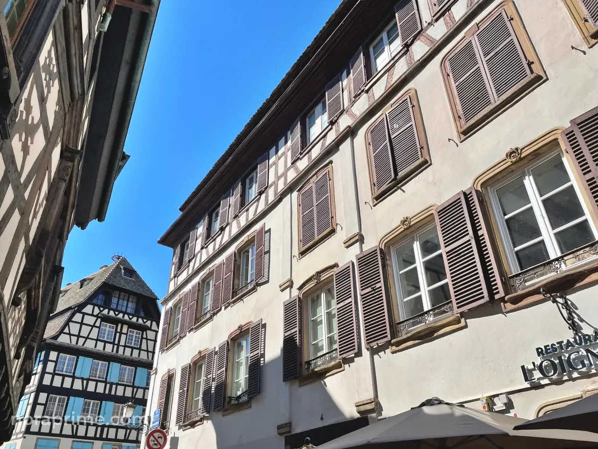 Fachadas de casas tradicionales con entramado de madera y contraventanas en la Rue des Moulins, barrio Petite France de Estrasburgo